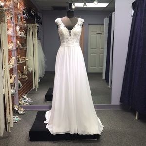 Lia Mia - Style OC2028 - Size 12 - Ivory